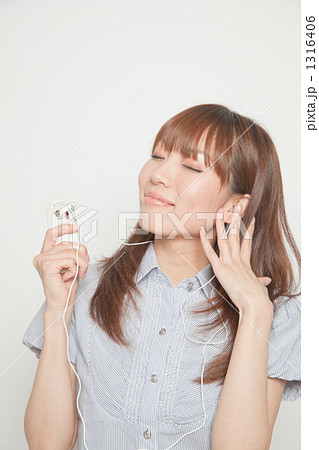 音楽を聞く20代女性 1316406