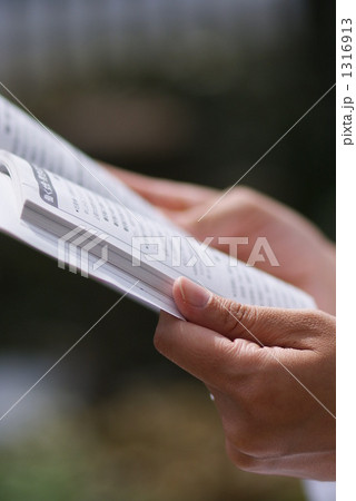 本を読む 1316913