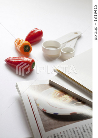 台所で料理本 1319415