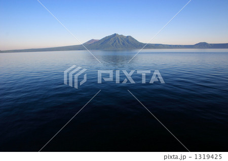 支笏湖から風不死岳を望む 1319425