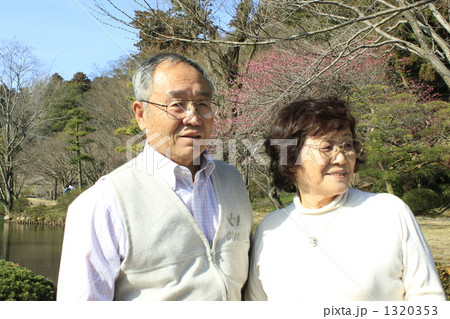 シニア夫婦 1320353