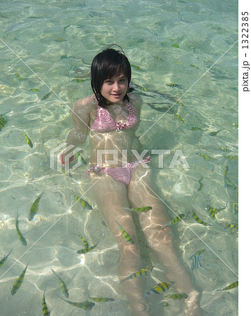 熱帯魚とビキニの女性 1322385