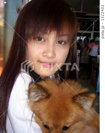 犬を抱く女子高校生 1322402