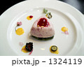 白い皿に盛られたいちごムース 1324119