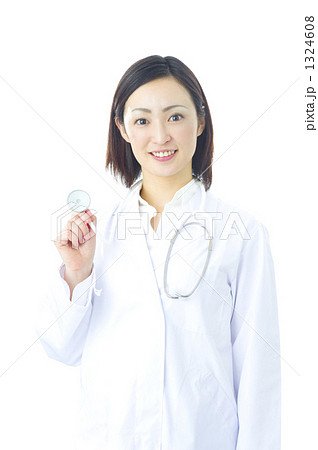 聴診器を持つ若い女医 1324608