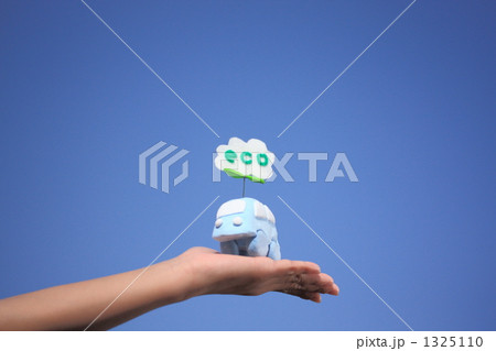 エコカーと青空 1325110