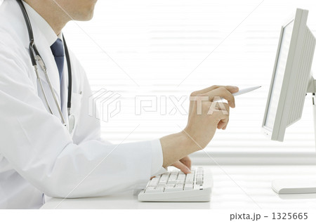 パソコンをする医師 1325665
