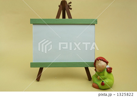 イーゼルと女の子 1325822