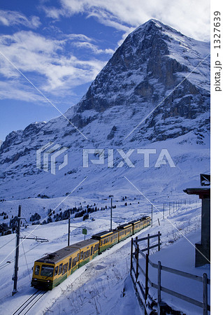 アイガー北壁と登山電車 1327639