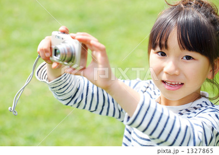 写真を撮る子供 写真を撮る子供 1327865