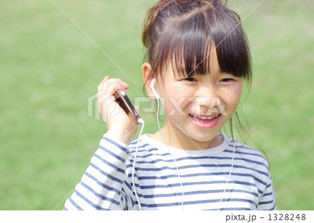 音楽を聞く少女 1328248