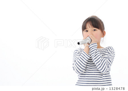 マイクを持つ子供 マイクを持つ子供 1328478