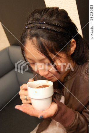 ドリンクを飲む女性 ドリンクを飲む女性 1328683