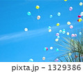青空に舞う風船 1329386