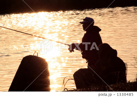 夕暮れ時の釣り人 夕暮れ時の釣り人 1330485