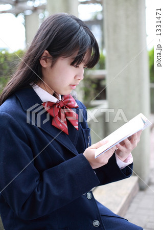 読書する少女 1331471
