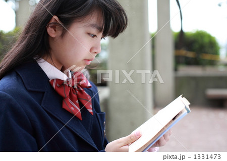 読書する少女 1331473