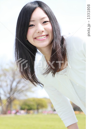 ほほえむ女性 1331808