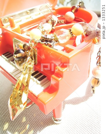 アクセサリーケース兼ピアノ型オルゴール小物の写真素材 [1333251] - PIXTA