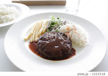 美味しそうなハンバーグランチセット 1333516