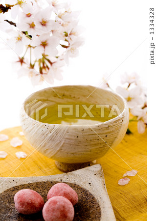 粉引き刷毛目茶碗の煎茶とおかしとサクラで和風ティータイム 粉引き刷毛目茶碗の煎茶とおかしとサクラで和風ティータイム 1334328