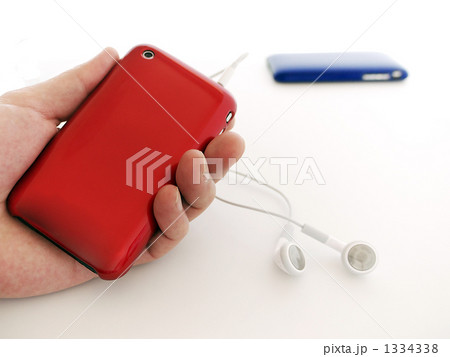 MP3プレーヤー赤を持つ 1334338