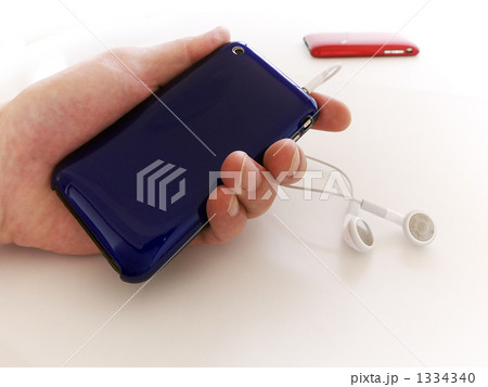 MP3プレーヤー青を持つ 1334340