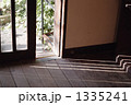 引き戸に差す陽光 1335241