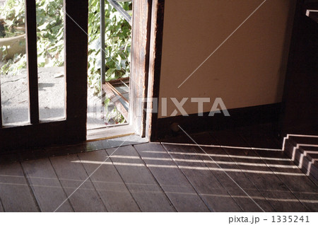引き戸に差す陽光 1335241