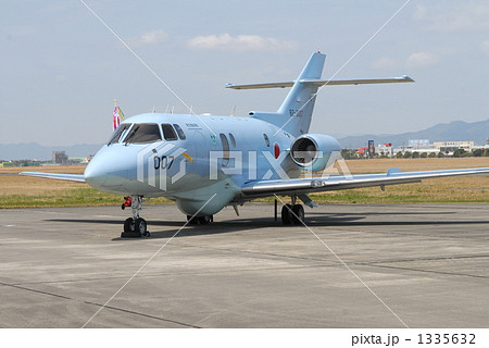 青空に青い飛行機 1335632