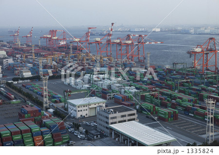 東京湾のコンテナ埠頭 1335824