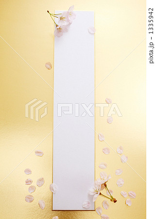 短冊と桜の花びら 1335942