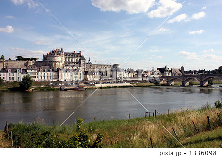 ロワール川に映るアンボワーズ城　 1336098