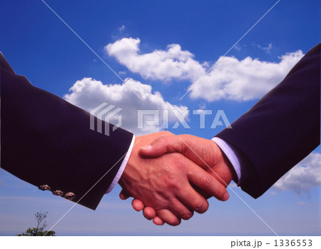 青空を背景に握手 1336553