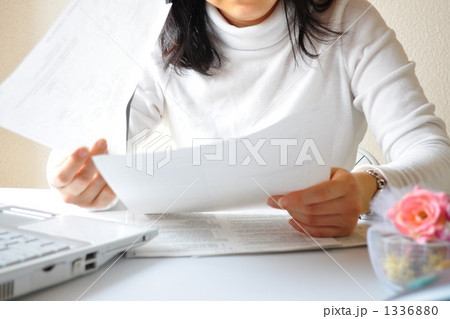 書類をめくり確認するビジネスウーマン 1336880
