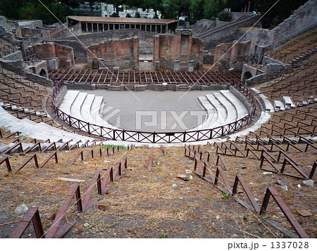 イタリア　ポンペイの遺跡　円形劇場 1337028