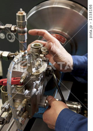 機械作業をする手 機械作業をする手 1338166