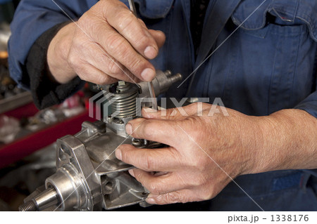機械作業をする手 1338176
