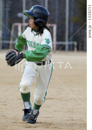 ソフトボールをする女の子 1338251