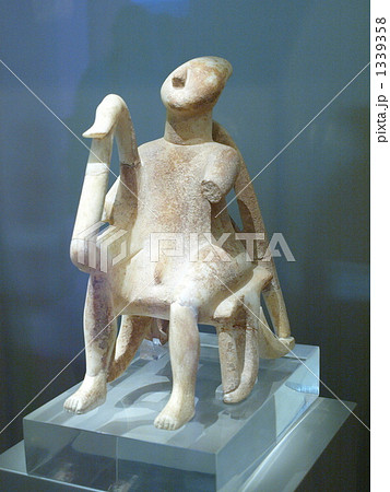 キクラデス文明 の 竪琴を弾く人物像 ギリシャ の写真素材