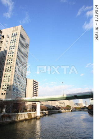 川沿いの高層ビル群 川沿いの高層ビル群 1339884