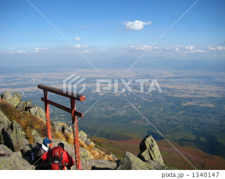 岩木山山頂より八甲田山を望むの写真素材