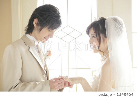 ウエディング 指輪交換 新婚の写真素材