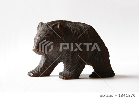 民芸品の手彫りの熊 1341870