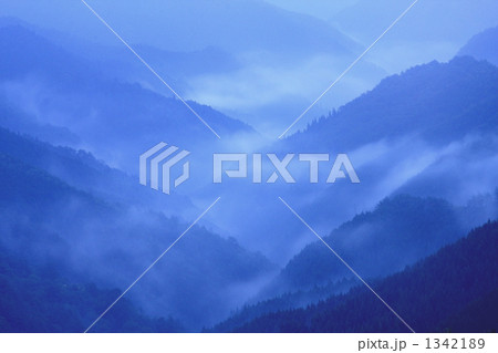 雲海湧く山々 1342189