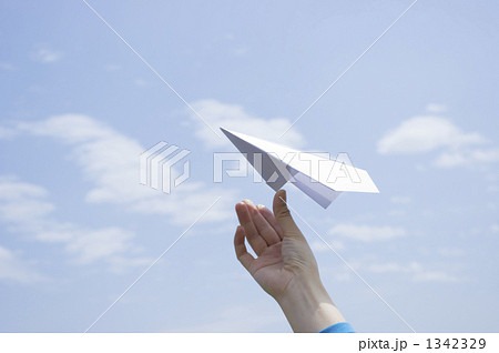 紙飛行機を飛ばす女性手元　テイクオフ 1342329
