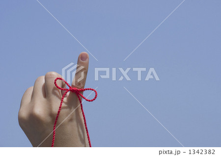 赤い糸を結んだ女性小指　手元 1342382