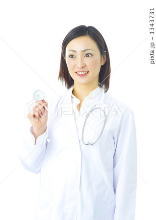 聴診器を持つ若い女医 1343731