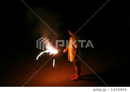 公園で花火をする女の子 1343944