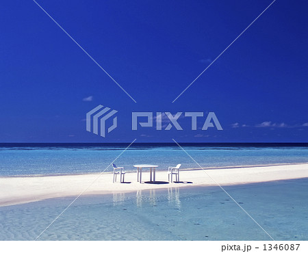 白いビーチとテーブル 1346087